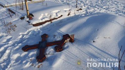 Буковина: Поглумилися над цвинтарем